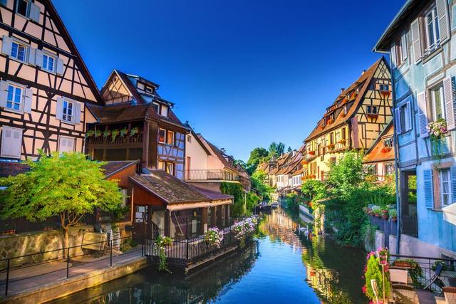 Những ngôi làng đẹp như tranh vẽ ở Pháp.